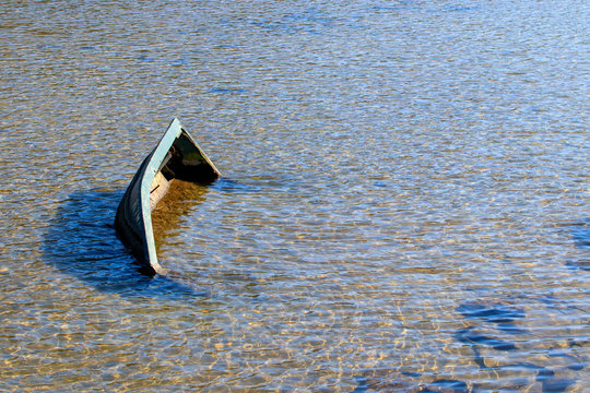 Une barque a prit l'eau