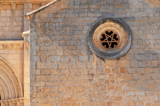 Detalle de la ermita de San Bartolom&eacute; y su roset&oacute;n estrellado, Ca&ntilde;&oacute;n del R&iacute;o Lobos. Tomada en Soria el 18 de agosto de 2019