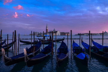 Fototapeta na wymiar Venedig - Blick auf San Giorgio über die angetauten venezianischen Gondeln