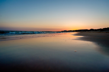 Obraz premium sunset on a beach in huelva in summer. The sun is reflected on the seashore