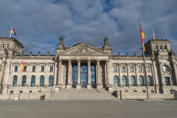 Obraz premium Facade of the Berlin Reichstag building seen from Platz der Republik, the former Königsplatz, during the city's lockdown due to the COVID-19 spreading
