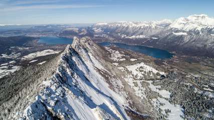 Le lac d'Annecy et ses montagnes en hiver 