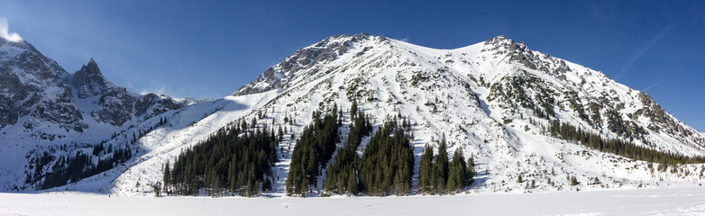 Hiking train to Morskie Oko from Zakopane (Poland) © julen