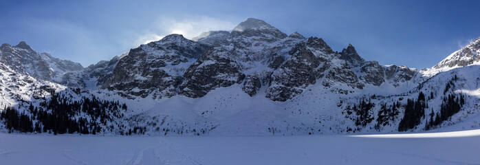 Hiking train to Morskie Oko from Zakopane (Poland) © julen