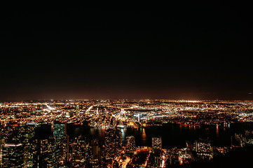 Obraz premium widok z lotu ptaka na manhattanie w nocy ze stanu imperium
