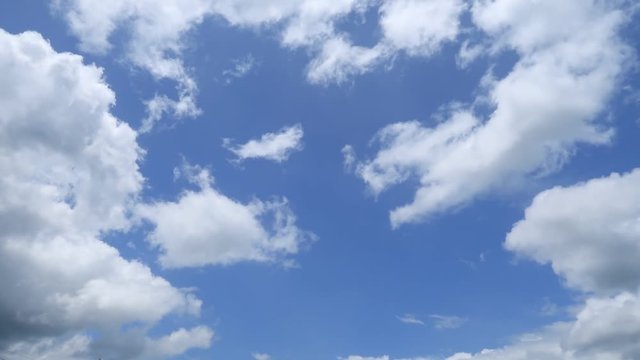 TimeLapse of Beautiful sunny blue sky with white puffy fluffy cumulus cloud & cloudscape in tropical summer or spring morning sunlight skyline horizon at daylight sunshine day, nature background vedio