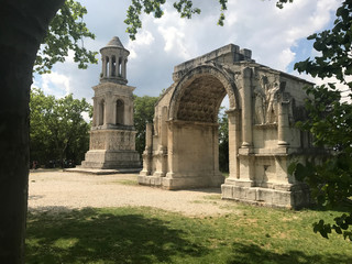 Fototapeta na wymiar Les Antiques - Site archéologique de Glanum - Saint-Rémy-de-Provence