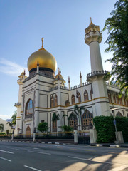 Fototapeta na wymiar Masjid Sultan Moschee mit goldenene Kuppeln in Singapur