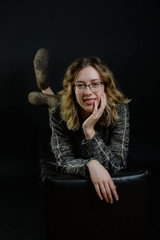 frau sitz in kuscheligen strick pullover und socken und friert und wartet zu hause