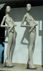 Obraz premium Mannequins in shop windows of a closed shop during the coronavirus epidemic.