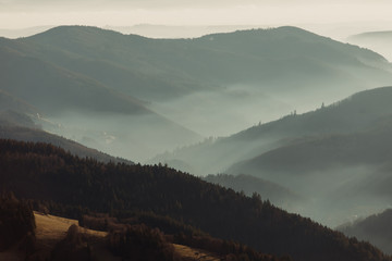 Blick von Belchen in den Schwarzwald mit Nebel