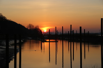 Silhouette vom Hamburg Hafen bei orangen Sonnenaufgang Himmel	