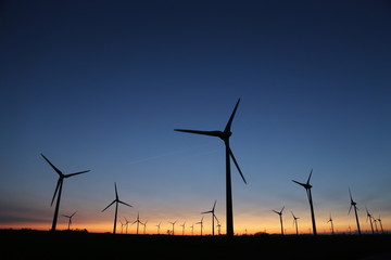 Windräder an der Nordseeküste bei Sonnenuntergang