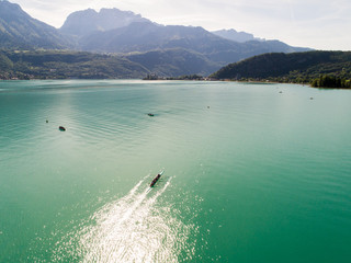 Le Lac d'Annecy en été et une eau émeraude 