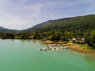 Le Lac d'Annecy en été et une eau émeraude 