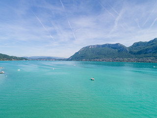 Le Lac d'Annecy en été et une eau émeraude 