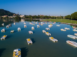 Le Lac d'Annecy en été et une eau émeraude 