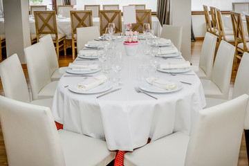 mesa decorada con vajilla blanca para la celebración de una fiesta