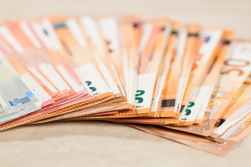 Viele Banknoten aufgef&auml;chert als Nahaufnahme