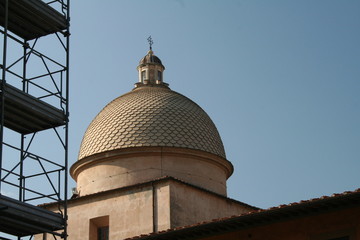 Fototapeta na wymiar Pisa, Italy : view of the dome of cemetery of Pisa