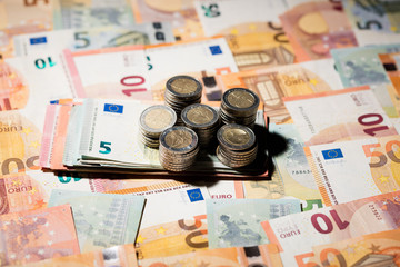 Stapel von 2-Euro-Münzen auf Banknoten