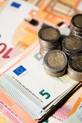 Stapel von 2-Euro-Münzen auf Banknoten