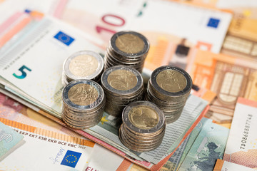 Stapel von 2-Euro-Münzen auf Banknoten