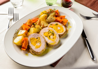 Rotolo di pollo con verdura e frittata, fuoco selettivo