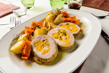 Rotolo di pollo con verdura e frittata, fuoco selettivo