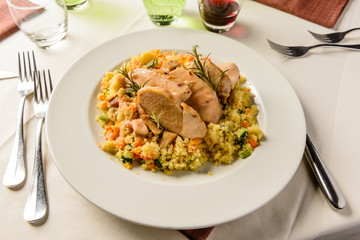 Cous cous con verdure e pollo, piatto unico, fuoco selettivo