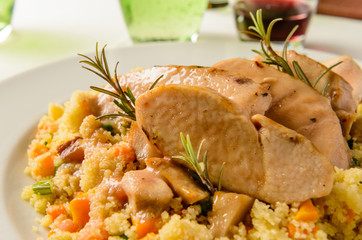 Cous cous con verdure e pollo, piatto unico, fuoco selettivo