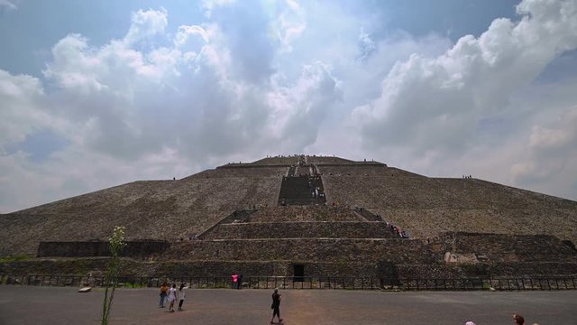 piramide del sol in teotihuacan 
