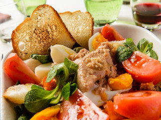 Insalata di tonno, uova e verdure, fuoco selettivo