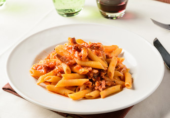 Pasta italiana, penne con ragù di carne e pancetta, fuoco selettivo