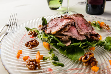 Roast beef  con verdure e noci, fuoco selettivo