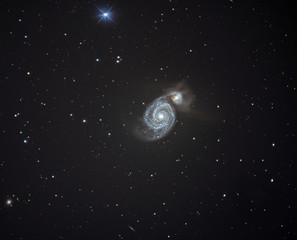 M51 Galassia Whirpool - un punto interrogativo nello spazio