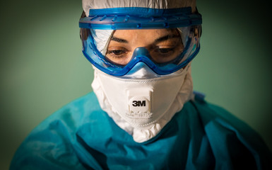 Personal sanitario se protege en la epidemia de covid19