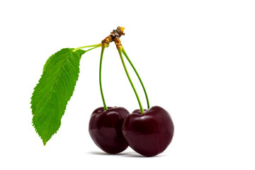 leckere reife Kirschen vor weißem Hintergrund