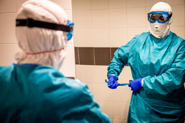 Personal sanitario se protege en la epidemia de covid19