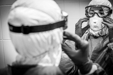 Personal sanitario se protege en la epidemia de covid19