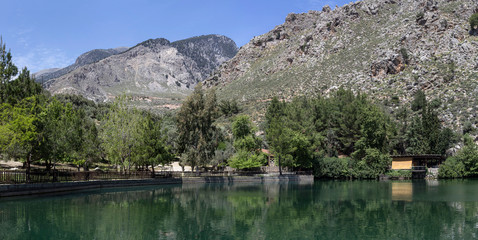 Obraz premium The panoramic view of mountain lake and mountains