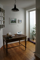 INTERNO CON TAVOLO ANTICO