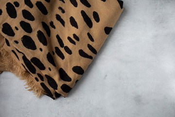 Pañuelo estampado sobre superficie gris © imageblock