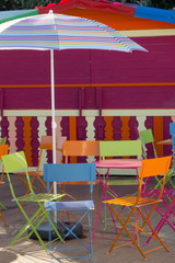 Tables et chaises de jardin colorées et parasol