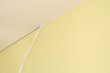 Installation of a decorative skirting Board for a stretch ceiling using a spatula-installation of...
