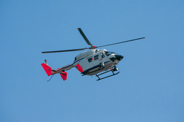 Fototapeta na wymiar Helikopter im Flug