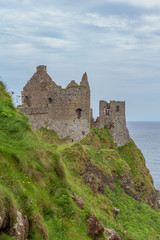 Fototapeta na wymiar Ruinen von Dunluce Castle an der Causeway Coast - County Antrim, Nordirland 