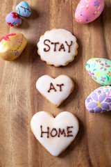 STAY AT HOMEと書かれた手作りのアイシングクッキー