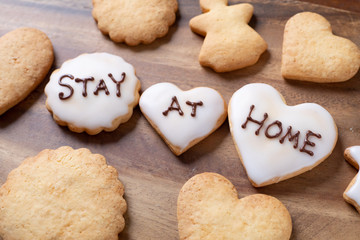 STAY AT HOMEと書かれた手作りのアイシングクッキー