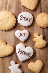 STAY AT HOMEと書かれた手作りのアイシングクッキー
